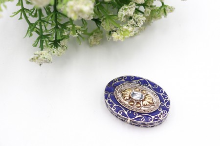 Caixa de comprimidos em prata com dourado e esmalte azul e aplicação de pedra 